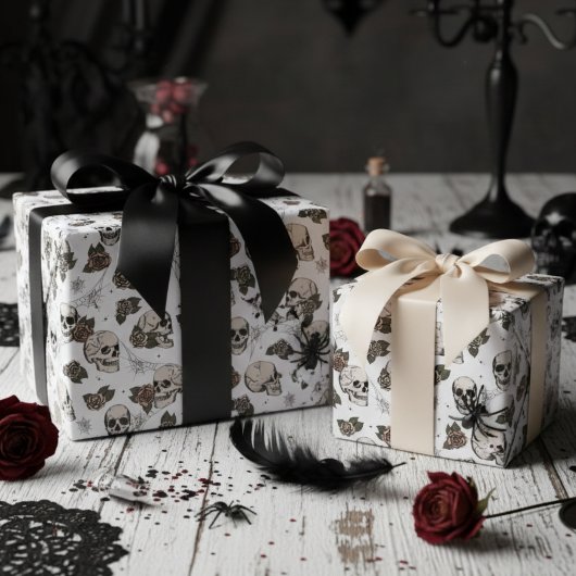 Weiße Gothische Schädel und Rose Blütenblätter Geschenkpapier