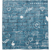 Weiße Graffiti an der blauen Wand Moderne Textkuns Duschvorhang (Vorderseite)