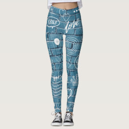 Weiße Graffiti an der blauen Wand Moderne Textkuns Leggings