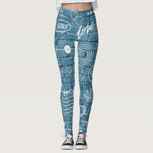 Weiße Graffiti an der blauen Wand Moderne Textkuns Leggings