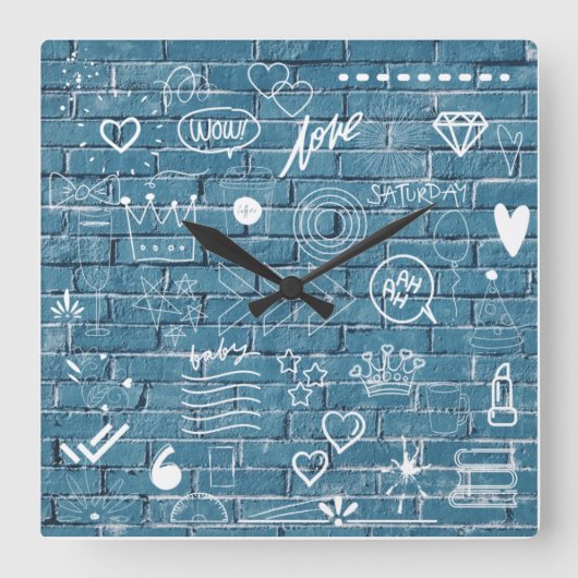 Weiße Graffiti an der blauen Wand Moderne Textkuns Quadratische Wanduhr (Vorderseite)