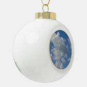Weiße/graue Wolken und Blauer Himmel Keramik Kugel-Ornament (Links)