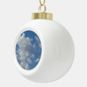 Weiße/graue Wolken und Blauer Himmel Keramik Kugel-Ornament (Rechts)