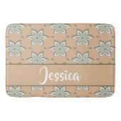 Weiße, gravierte Blume auf Bräune Badematte (Vorderseite)