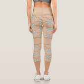 Weiße, gravierte Blume auf Bräune Capri Leggings (Rückseite)