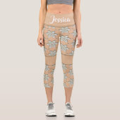 Weiße, gravierte Blume auf Bräune Capri Leggings (Vorderseite)