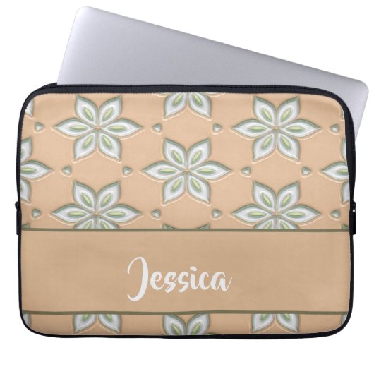 Weiße, gravierte Blume auf Bräune Laptopschutzhülle (Vorderseite)