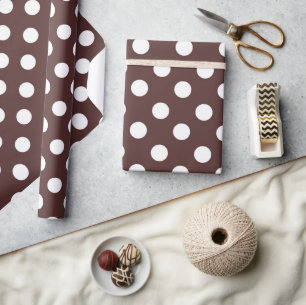 Weiße große Tupfen auf braunem Geschenkpapier