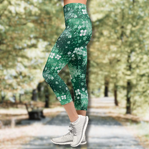 Weiße grüne Shamrocks und Punkte auf Dunkelgrün im Capri Leggings