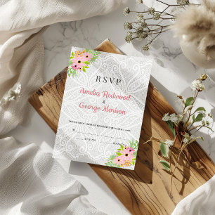 Weiße Häkeldecke und Blumen RSVP Karte