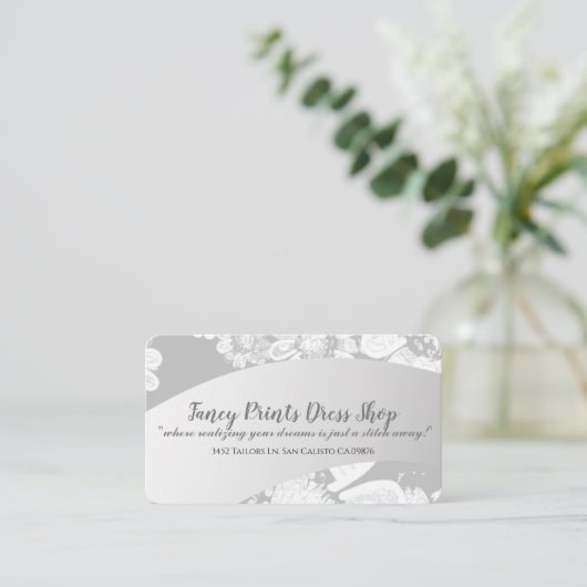 Weiße Hand gezeichnet Blütensilbergraue Visitenkarte (Stehend Vorderseite)