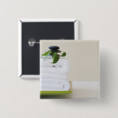 Weiße Handtücher und Wellness-Center Button (Vorne & Hinten)