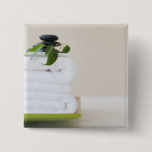 Weiße Handtücher und Wellness-Center Button (Vorderseite)