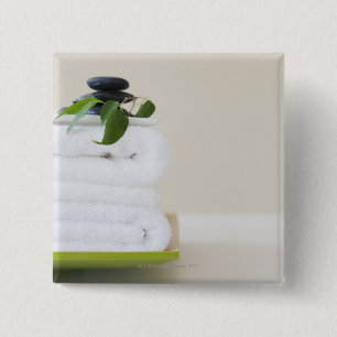 Weiße Handtücher und Wellness-Center Button