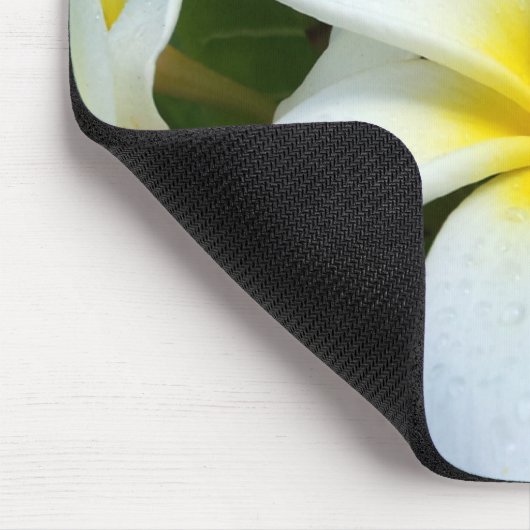 Weiße Hawaiiplumeria-Blume Mousepad (Ecke)