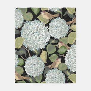 Weiße, hellblaue Hortensie mit grünen Blättern und Fleecedecke