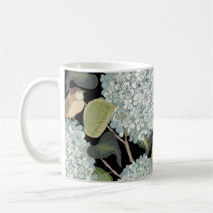 Weiße, hellblaue Hortensie mit grünen Blättern und Kaffeetasse