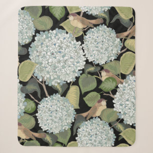 Weiße, hellblaue Hortensie mit grünen Blättern und Sherpadecke