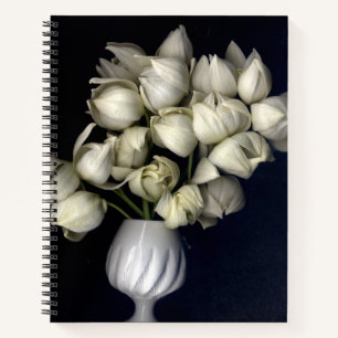 Weiße Herz in schwarzem Notizbuch