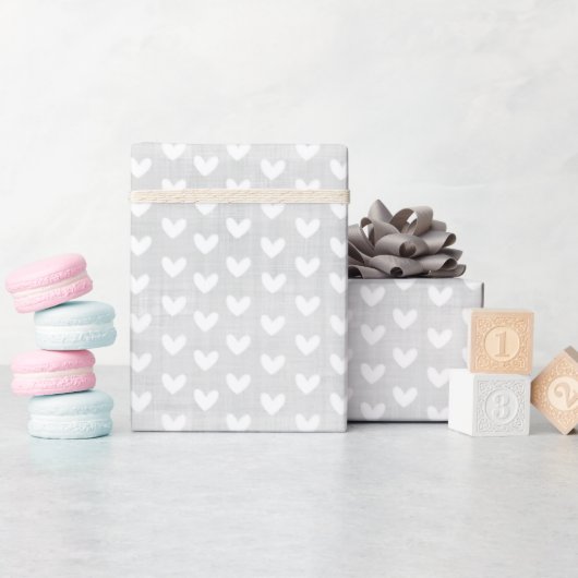 Weiße Herzen auf hellgraue Leinen Geschenkpapier (Babyparty)