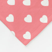 Weiße Herzen auf korallenrotem Rosa mit tadellosem Fleecedecke (Ecke)