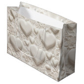 Weiße Herzen (Embossed Look) Große Geschenktüte (Vorderseite Schrägansicht)