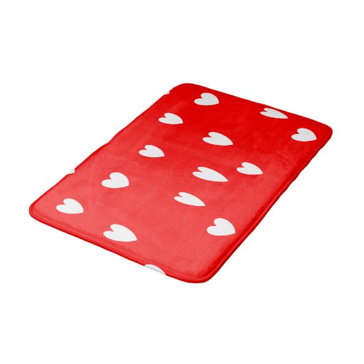 Weiße Herzen in Rot Badematte (Schrägansicht)