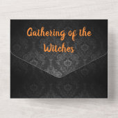 Weiße Hexe auf schwarzem Damast All In One Einladung (Rückseite)