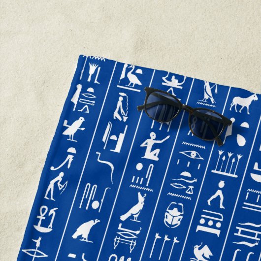 Weiße Hieroglyphen auf blauem Strandtuch (Beispiel)