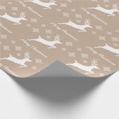 Weiße Hirschform auf Beige mit Schneeflocken und T Geschenkpapier (Ecke)