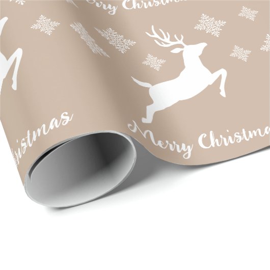 Weiße Hirschform auf Beige mit Schneeflocken und T Geschenkpapier (Rolleneckpunkt)