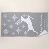 Weiße Hirschform auf Grau mit Schneeflocken und Te Strandtuch (Vorderseite)