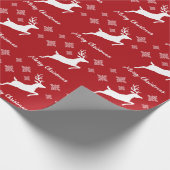 Weiße Hirschform auf Rot mit Schneeflocken und Tex Geschenkpapier (Ecke)