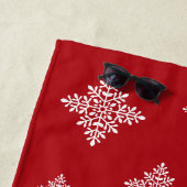 Weiße Hirschform auf Rot mit Schneeflocken und Tex Strandtuch (Beispiel)