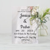Weiße Hochzeitsblumen im Hintergrund Einladung (Stehend Vorderseite)