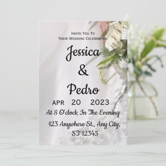 Weiße Hochzeitsblumen im Hintergrund Einladung (Stehend Vorderseite)