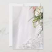 Weiße Hochzeitsblumen im Hintergrund Einladung (Rückseite)