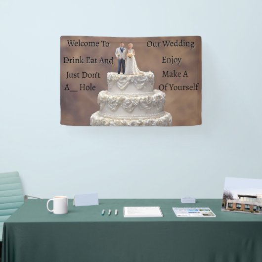weiße Hochzeitskuchen mit Bridal-Paar, Banner (Messe)
