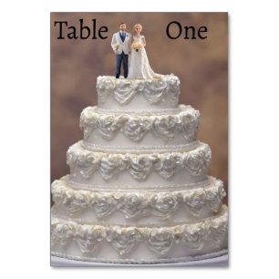 weiße Hochzeitskuchen mit Bridal-Paar, Tischnummer