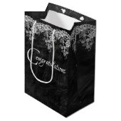 Weiße Hochzeitsstrecke auf Leder Mittlere Geschenktüte (Vorderseite Schrägansicht)