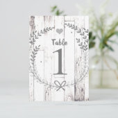 Weiße Holz-Rustikale Hochzeitstisch-Nummer-Besetzu Einladung (Stehend Vorderseite)