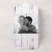 Weiße Holzbauernhof Pitcher Barn Wedding All In One Einladung (Außenbereich)