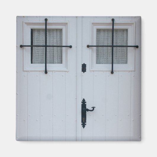 Weiße Holztür mit schwarzem Schmiedeeisenwerk Magnet (Vorne)