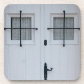 Weiße Holztür mit schwarzem Schmiedeeisenwerk Untersetzer (Vorderseite)