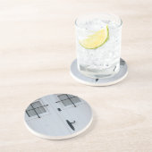 Weiße Holztür mit schwarzen schmiedeeisernen Bars Getränkeuntersetzer (Seite)