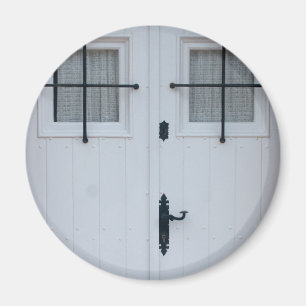 Weiße Holztür mit schwarzen schmiedeeisernen Bars Magnet