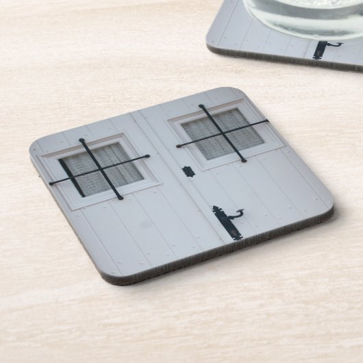 Weiße Holztür mit schwarzen schmiedeeisernen Bars Untersetzer (Linke Seite)