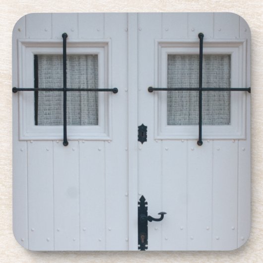 Weiße Holztür mit schwarzen schmiedeeisernen Bars Untersetzer (Vorderseite)