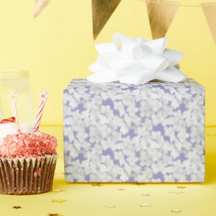 Weiße Hortensien-Blütenblätter auf Lila Geschenkpapier