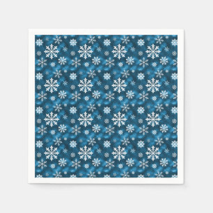 Weiße hübsche Schneeflocken auf winterlichem blaue Serviette
